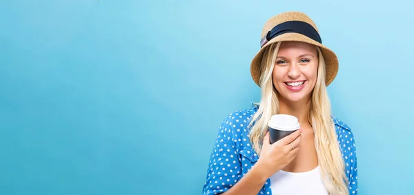 Gelukkige jonge vrouw die koffie drinkt — Stockfoto