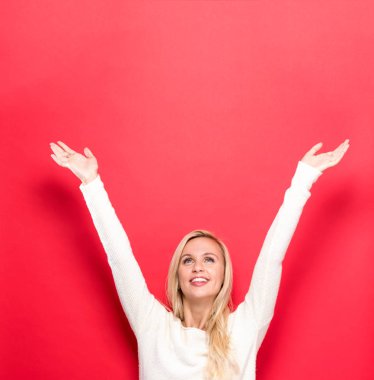 Ulaşan ve yukarı doğru seyir kadın