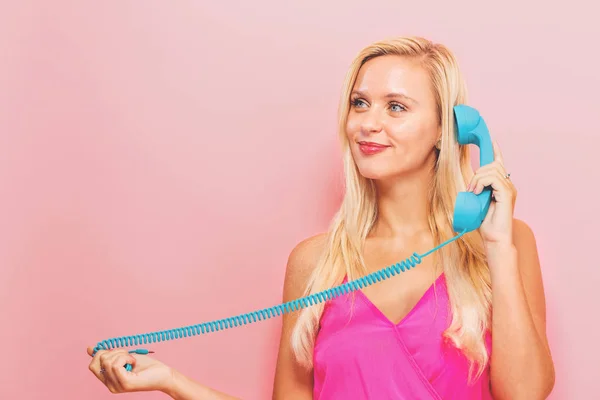 Giovane donna con telefono vecchio stile — Foto Stock