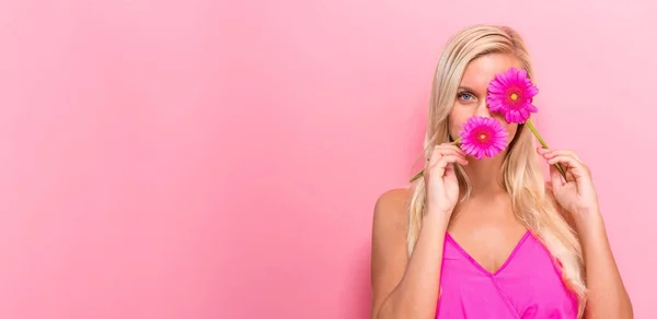 Mujer joven con flores — Foto de Stock