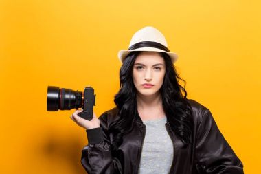  Elinde kamera olan genç bir kadın. 