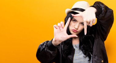  Genç kadın yüzü ile parmaklarını çerçeveleme 