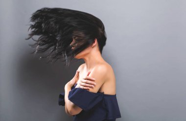 Saç yüzen ile genç kadın 