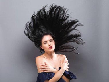 Saç yüzen ile genç kadın 