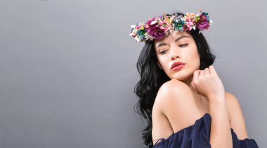 Çelenk ile güzel genç kadın 