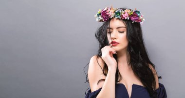 Çelenk ile güzel genç kadın 