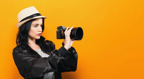 Młoda kobieta trzyma aparat fotograficzny — Zdjęcie stockowe