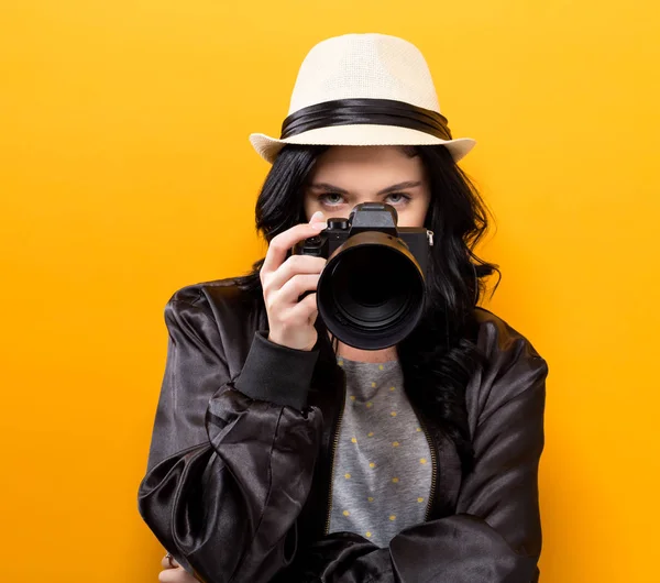 Jonge vrouw met een camera — Stockfoto