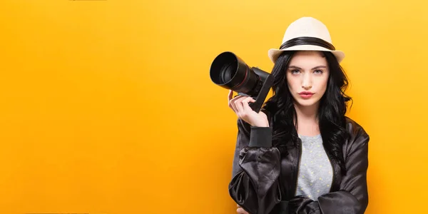 Jeune femme tenant une caméra — Photo