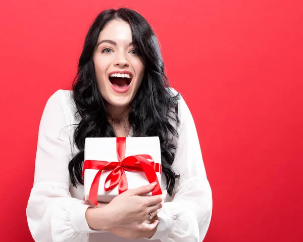 Mujer joven feliz sosteniendo una caja de regalo —  Fotos de Stock