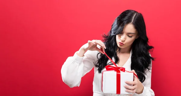 Felice giovane donna in possesso di una scatola regalo — Foto Stock