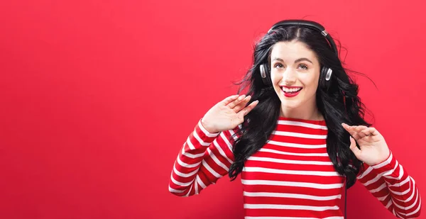 Mujer joven feliz con auriculares —  Fotos de Stock