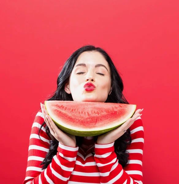 Gelukkige jonge vrouw met watermeloen — Stockfoto