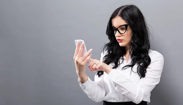 Jovem mulher usando seu telefone — Fotografia de Stock