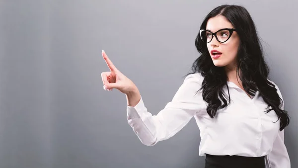 Mujer joven señalando algo — Foto de Stock