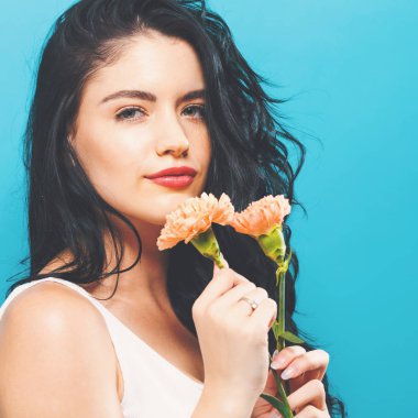  Karanfil olan kadın