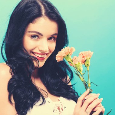  Karanfil olan kadın