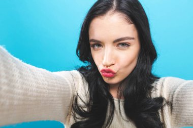 Genç bir kadın selfie çekiyor. 