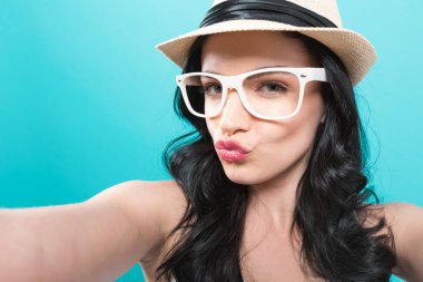 Genç bir kadın selfie çekiyor. 