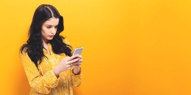 Genç bayan telefonunu kullanıyor. 