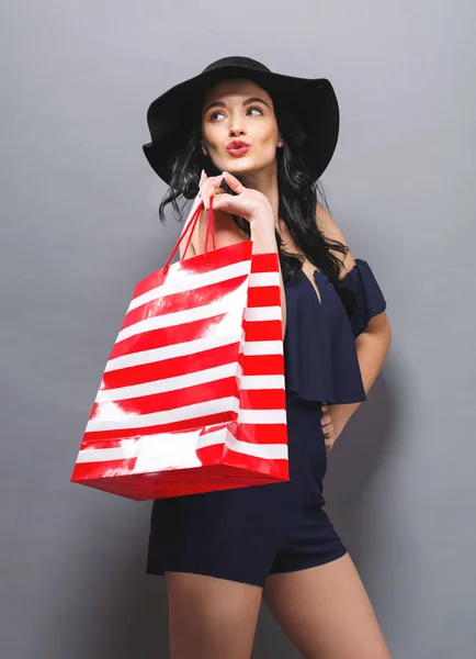 Young woman holding a shopping bag — Stock Photo, Image