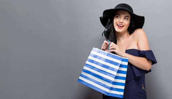 Młoda kobieta trzyma torbę na zakupy — Zdjęcie stockowe