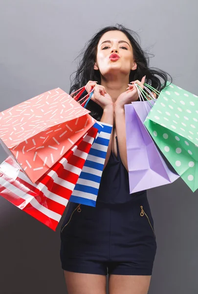 Mujer joven feliz sosteniendo bolsas de compras —  Fotos de Stock