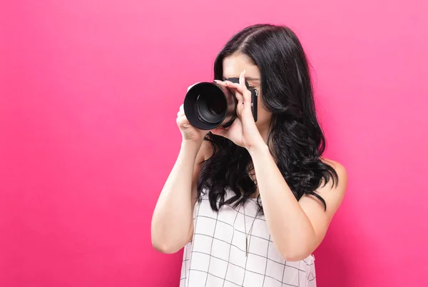 Mladá žena drží fotoaparát — Stock fotografie