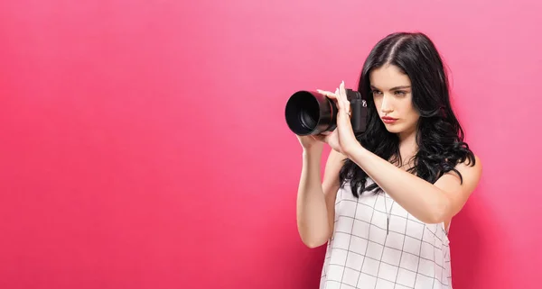 Jonge vrouw met een camera — Stockfoto