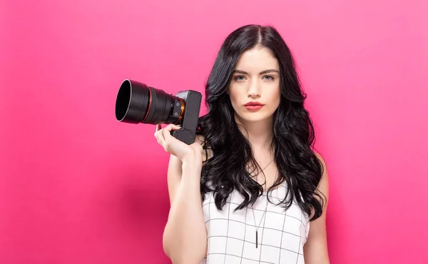 Mujer joven sosteniendo una cámara —  Fotos de Stock