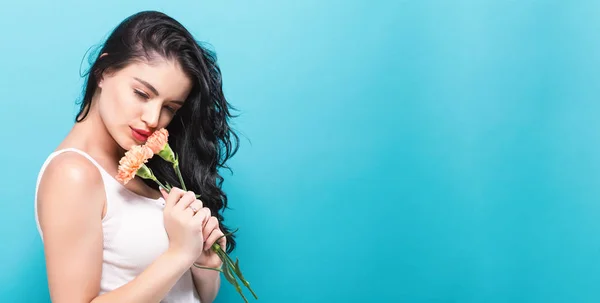 Mujer joven con flores — Foto de Stock