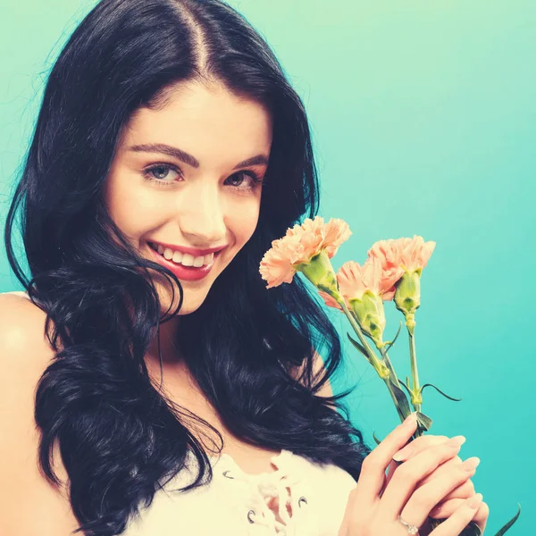  Karanfil olan kadın