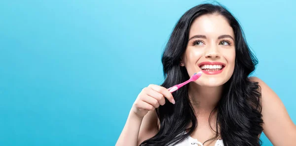 Jeune femme tenant une brosse à dents — Photo