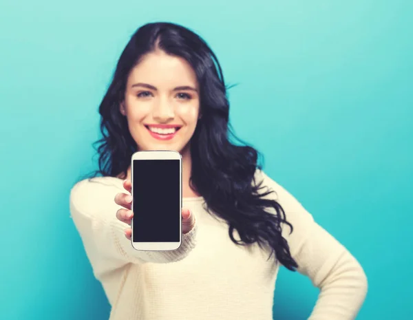 Jonge vrouw stak een cellphone — Stockfoto