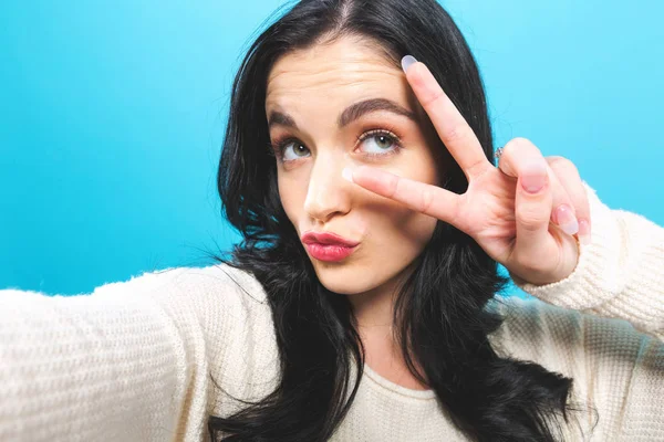 Genç bir kadın selfie çekiyor. 