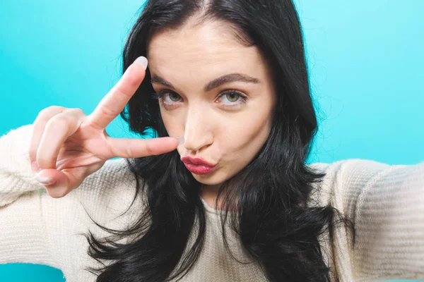 Genç bir kadın selfie çekiyor. 