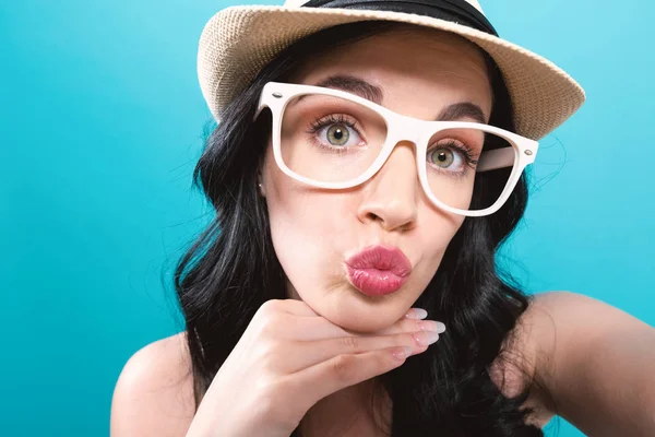 Genç bir kadın selfie çekiyor. 