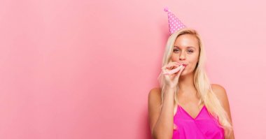 Parti temalı genç kadını 