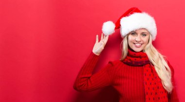 Noel Baba şapkası olan mutlu kadın 