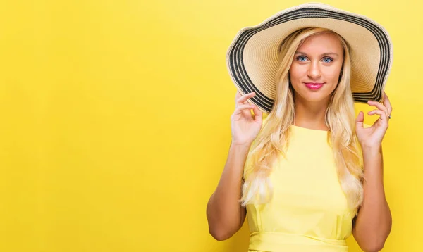 Mujer joven y feliz usando un sombrero — Foto de Stock