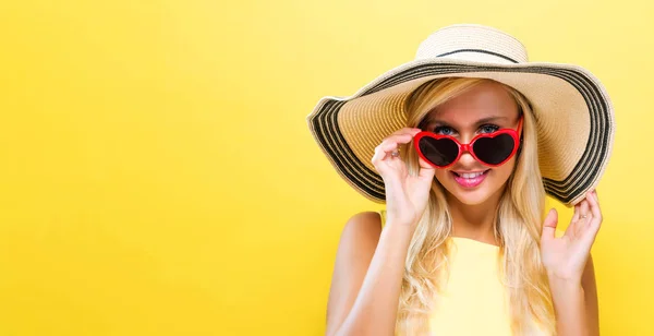 Gelukkig jonge vrouw dragen van een hoed — Stockfoto