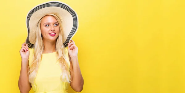 Felice giovane donna che indossa un cappello — Foto Stock