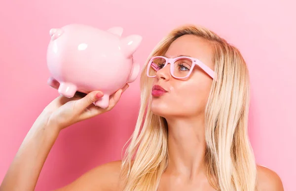 Junge Frau mit Sparschwein — Stockfoto