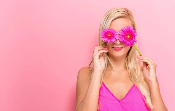 Mujer joven con flores — Foto de Stock