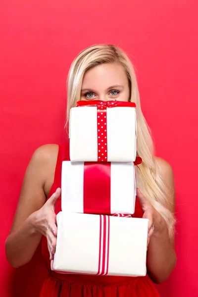 Молодая женщина с рождественскими подарками — стоковое фото