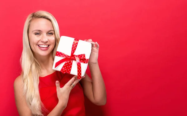 Jeune femme tenant un cadeau de Noël — Photo