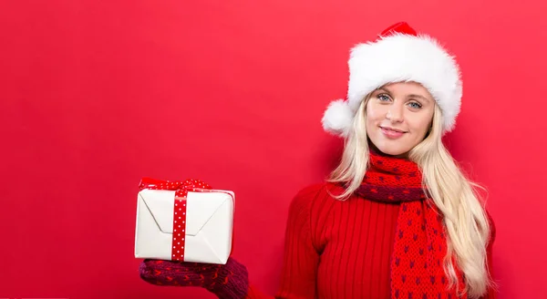 Mujer joven sosteniendo un regalo de Navidad — Foto de Stock