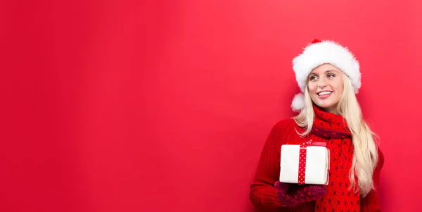 Mujer joven sosteniendo un regalo de Navidad — Foto de Stock