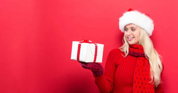 Jeune femme tenant un cadeau de Noël — Photo