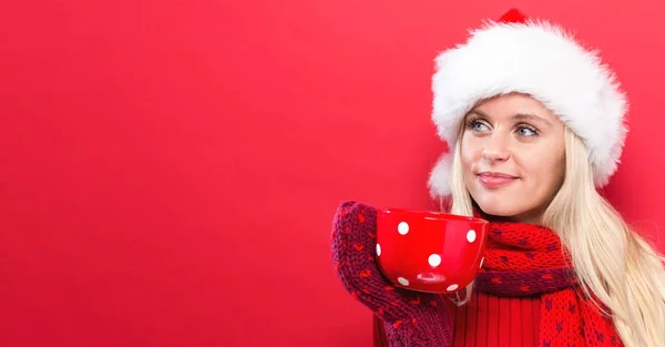 Mujer con sombrero de Santa bebiendo café — Foto de Stock